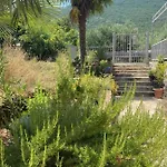 Someplace Apartment Osobjava